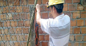 Quảng Ngãi: Đang mổ bò, 1 người bị điện giật chết