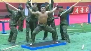 Video: Lính Triều Tiên khoe tuyệt kỹ 'mình đồng da sắt' gây sốc