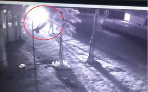 Xe máy sang đường kiểu tự sát, gây tai nạn thảm khốc trong đêm