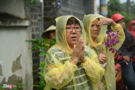 Dòng người đưa tiễn nghệ sĩ Thanh Sang trong mưa