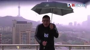 Đứng ngoài trời đưa tin bão, MC thời tiết bị sét đánh trên sóng trực tiếp