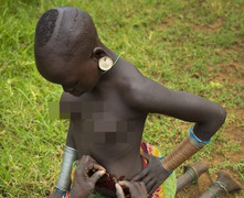 Dựng tóc gáy với nghi lễ trưởng thành của bé gái ở bộ lạc châu Phi