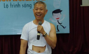 Giáo sư mặc quần đùi dạy học khiến dân mạng tranh cãi: Đó là ví dụ hay về sáng tạo