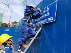 Lắp biển chỉ dẫn giao thông bằng song ngữ Việt-Anh ở TP.HCM