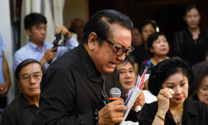 Nghệ sĩ Việt khóc nghẹn trong đêm hoa đăng tiễn biệt NSƯT Thanh Sang