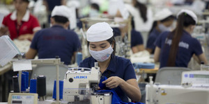 Người lao động nghỉ hưu chưa đủ tuổi sẽ bị trừ 2% lương