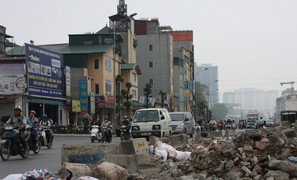 Ảnh: Phế thải bủa vây đường 'cong mềm mại' ở Thủ đô