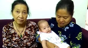 Bé gái gần 6 tháng tuổi bị bỏ rơi trước cửa căn hộ chung cư ở Hà Nội