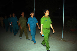 Sạt lở nhấn chìm 14 căn nhà ở An Giang: Trắng đêm bảo vệ dân