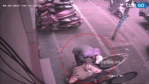 Thanh niên giả vờ nghe điện thoại, trộm IC xe Lead trong tích tắc