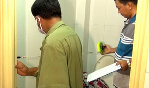 Thi thể bà lão đang phân hủy trong nhà vệ sinh