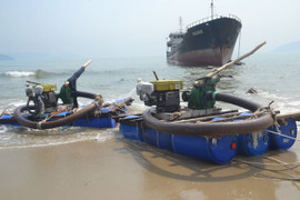 Trục vớt 'tàu ma' mắc cạn trên biển Đà Nẵng