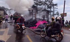 Xe chở vải bốc cháy ngùn ngụt trên đường Hồ Chí Minh