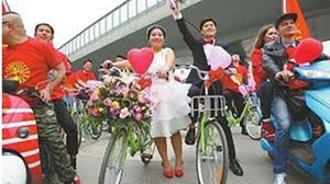 Chán ô tô đắt tiền, cặp đôi rước dâu bằng xe đạp