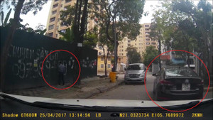 Tài xế ngang nhiên đỗ ô tô chắn đường đi, lên vỉa hè tiểu bậy