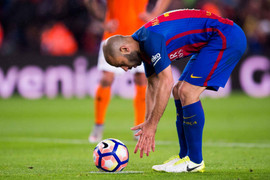 Vì sao cả đội Barcelona vỗ tay, ôm bụng cười bàn thắng của Mascherano?