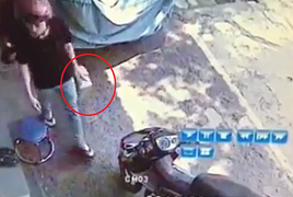 Video: Lợi dụng cụ bà già yếu, kẻ trộm ngang nhiên vào nhà lấy hộp đựng tiền