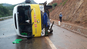 Xe buýt mất lái lật giữa đường, 6 người nguy kịch