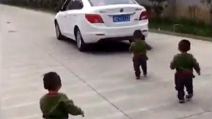 3 nhóc tì lon ton chạy theo ô tô khi bố đi làm khiến triệu trái tim 'tan chảy'