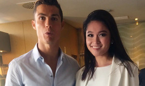 Cristiano Ronaldo ôm eo chụp ảnh cùng Á hậu Thuỳ Dung
