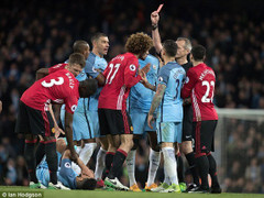 Man City vs Man Utd: Aguero vô duyên đến khó tin, Fellaini nhận thẻ đỏ đáng trách
