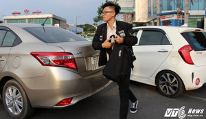 Đường vào sân bay Tân Sơn Nhất kẹt cứng, hành khách xuống xe chạy bộ