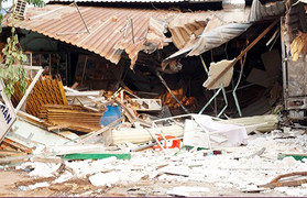 Hai ôtô lao vào tiệm điện thoại, 3 người bị vùi lấp