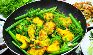 Học lỏm cách làm chả cá Lã Vọng thơm nức mũi