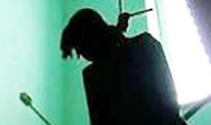 Sau cãi vã, chồng phát hiện vợ treo cổ chết trong phòng ngủ