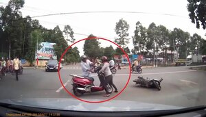 Va chạm giao thông, người phụ nữ hung hăng quát nạt, đẩy ngã cụ già