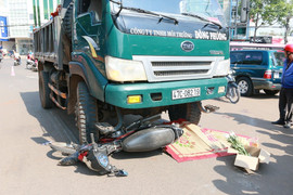Xe tải chở rác tông xe gắn máy, người đàn ông chết thảm