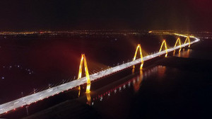 Ảnh: Cầu Nhật Tân 'khoác áo mới' chào mừng đại lễ 30/4 -1/5