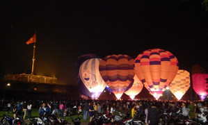 Mãn nhãn với dàn khinh khí cầu rực sáng trong đêm Festival nghề truyền thống Huế