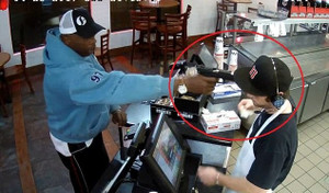 Bị cướp dí súng vào đầu, nam nhân viên vẫn 'mặt lạnh như tiền'