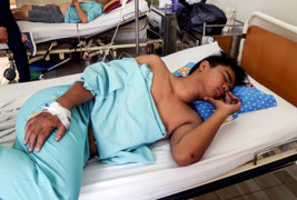 Chạm vào người nữ nhân viên xinh đẹp, nam thanh niên bị đâm gục