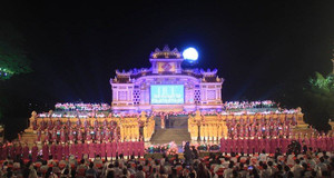 Nghìn người đội mưa dự khai mạc Festival nghề truyền thống Huế 2017