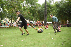 Hàng trăm gia đình quậy tung khu vui chơi quanh ghế khổng lồ ở Hà Nội dịp 30/4