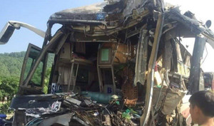 Xe khách, container nát đầu sau cú tông trực diện, 7 người thoát chết