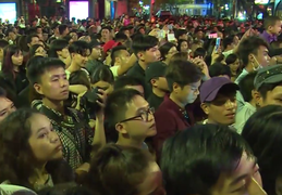 Biển người nhảy múa ở phố đi bộ Nguyễn Huệ tối 30/4