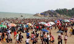 Biển Sầm Sơn chật kín người, khách Hà Nội quay xe bỏ về