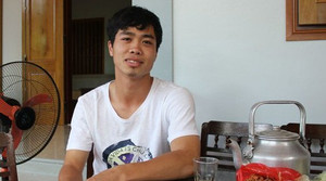 Công Phượng nghỉ lễ về quê đấu... vật tay