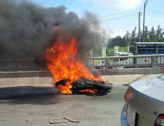 Môtô phân khối lớn bốc cháy, chủ nhân nhảy cầu tự thoát thân