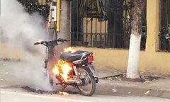 Người vi phạm đốt xe máy ngay trước trụ sở công an phường