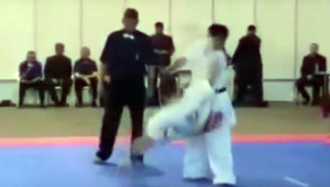 Cú đá knock-out khủng khiếp hiếm gặp trên sàn đối kháng