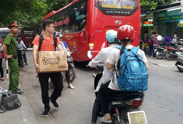 Ảnh: Người dân tay xách nách mang, mệt mỏi trở lại Thủ đô sau nghỉ lễ 30/4 - 1/5