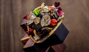 Cận cảnh món bánh siêu xa xỉ giá 570 triệu đồng