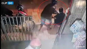 Ngồi chơi trước cửa nhà, bị cướp giật điện thoại trong chớp mắt