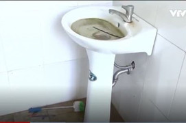 Nhà vệ sinh quá bẩn, học sinh đành phải nhịn