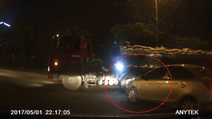 Ô tô đi ẩu suýt gây tai nạn vẫn tạt đầu gây sự với xe tải