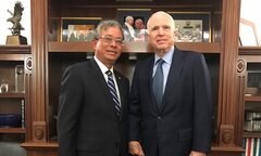 Đại sứ Phạm Quang Vinh gặp Thượng nghị sỹ Mỹ John McCain